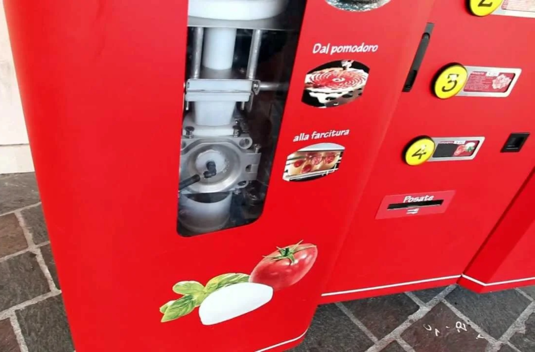 Smart Pizza Vending Machine for 24/7 Commercial 3 Smart Pizza Vending Machine side profile and capacity view