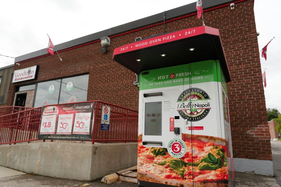 Pizza vending machine in Portugal location